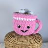 Tasse rose de chocolat chaud et chamallows