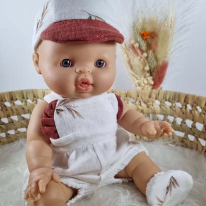 Tenue poupée Gordi 34 cm – Ensemble fait main double gaze – Salopette, casquette et chaussons