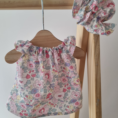 Robe et chapeau charlotte poupee 32-36cm coton fleuris tons roses