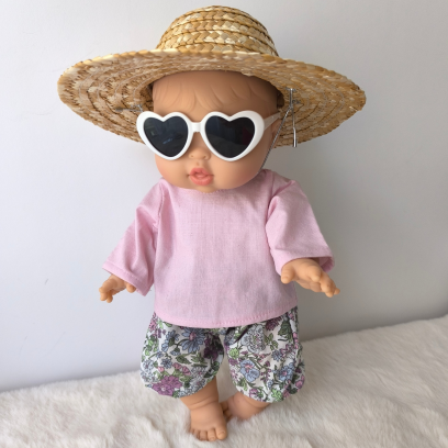 Look printanier – Chapeau paille, pull rose et pantacourt fleuri