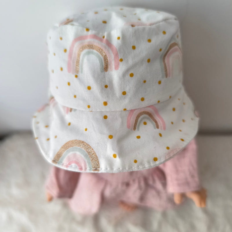 Robe poupée double gaze rose – tenue avec bob arc-en-ciel fait main