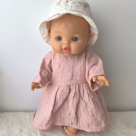 Look poupée doux – Robe double gaze rose et bob arc-en-ciel