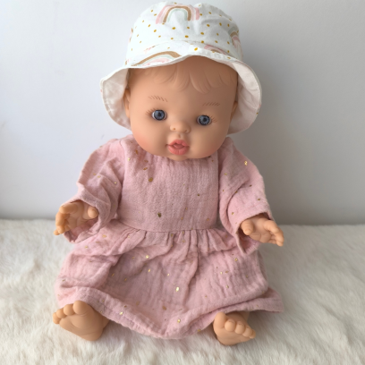 Look poupée doux – Robe double gaze rose et bob arc-en-ciel