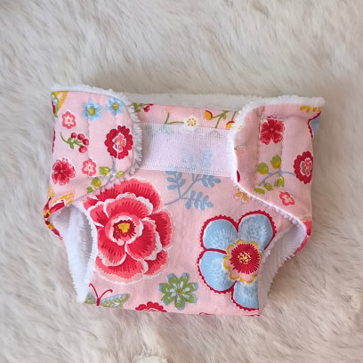 Couche pour poupée 32-36 cm – fleuris fond rose