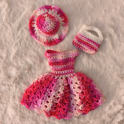 Ensemble Barbie bi couleurs au crochet fait main – Robe, chapeau et sac en coton Oeko-Tex