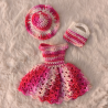 Ensemble Barbie bi couleurs au crochet fait main – Robe, chapeau et sac en coton Oeko-Tex