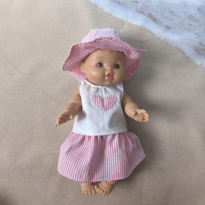 Tenue poupée rose faite main – jupe seersucker et t-shirt cœur