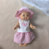 Tenue poupée rose faite main – jupe seersucker et t-shirt cœur