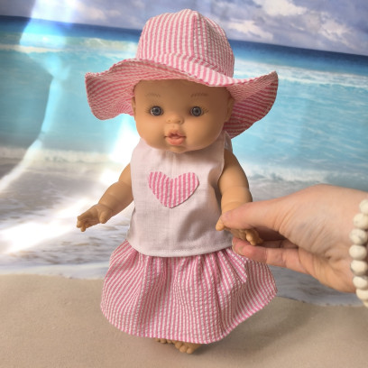 Tenue poupée rose faite main – jupe seersucker et t-shirt cœur