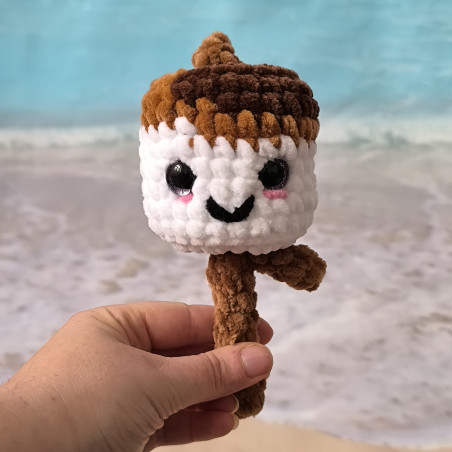 Brochette chamallow blanc caramélisé au crochet pour enfant – jouet fait main
