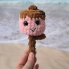 Chamallow caramélisé au crochet sur brochette – jouet enfant fait main