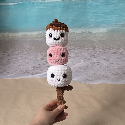 Brochette 3 chamallows crochet – jouet enfant fait main personnalisable