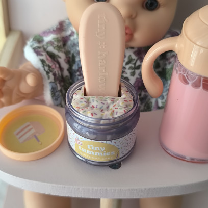 Box Anniversaire Tiny Harlow pour poupée – Petit Pot & Biberon Magiques