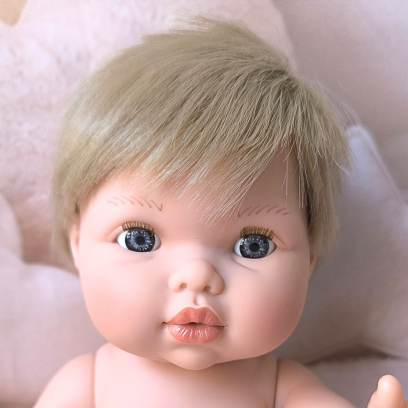 Poupée Mini Colettos Lewis cheveux noirs bouclés et yeux marrons