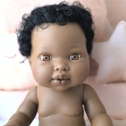 Poupée Mini Colettos Lewis cheveux noirs bouclés et yeux marrons