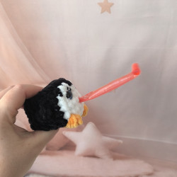 pingouin au crochet rose en laine chenille | Peluche interactive faite main